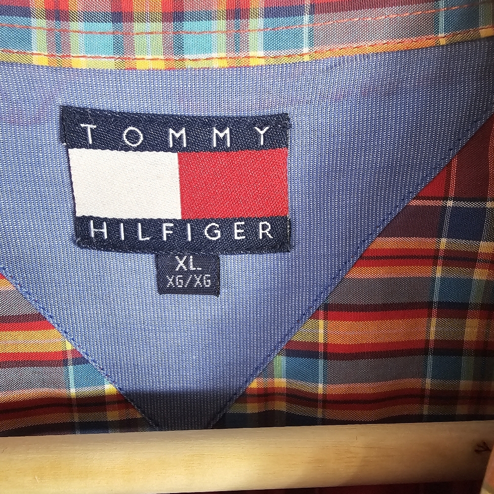 Tommy Hilfiger Men’s XL Plaid Button Down Shirt Classic Flag Logo Red Blue - Picture 2 of 6